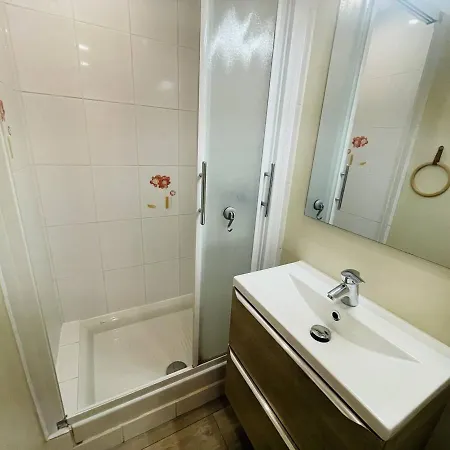 Apartment Renove En Rez-de-jardin, Terrasse Et A 3 Min A Pied - Fr-1-723-99 *
